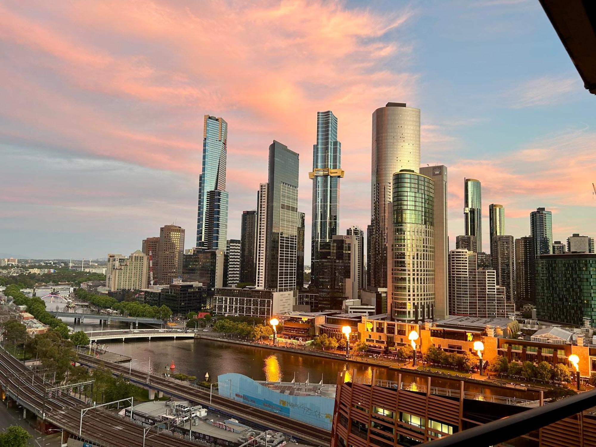 Aura2107, 2 Bedroom Apartment With Balcony, Stunning Yarra River And City Views Melbourne Luaran gambar
